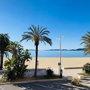 T2 Front De 2pers 1 Minute De La Plaget2 De 44 M2 Terrasse 16m2 , Vue Panoramique Et En Face De La Cet Refait A Neuf Beneficie D'un Confort Et D Un Equipement Optima Cet Est Ideal Pour 2 Personnes Avec Sa Ch Appartement Le Lavandou